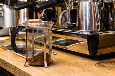 Fransızca cezve masanın üzerine basın..