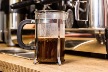 Fransızca cezve masanın üzerine basın..