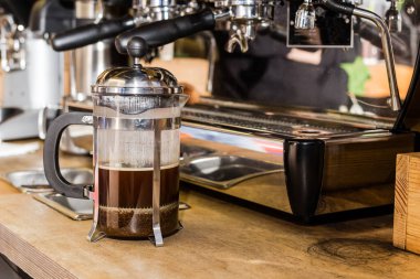 Fransızca cezve masanın üzerine basın..