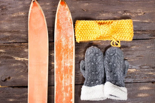 Blick auf Retro-Ski-Accessoires auf altem rustikalem Holz — Stockfoto