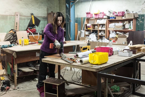 Mulheres trabalhadoras usando instrumentos para fazer móveis — Fotografia de Stock