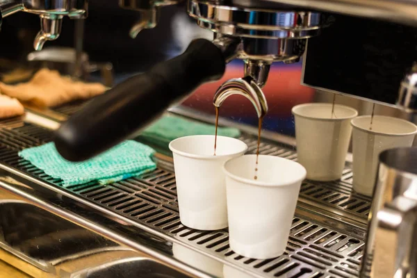 커피 머신에서 흘러나오는 에스프레소를 클로즈업 한 모습 — 스톡 사진