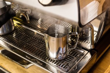 Sıcak su hazırlama için paket servisi olan restoran kahve Barista