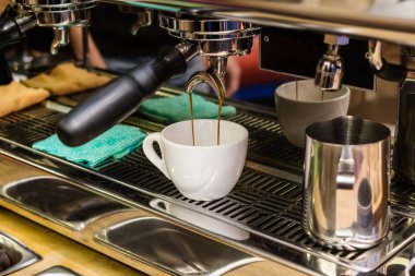 Kahve makinesinden dökülen espresso yakın plan.
