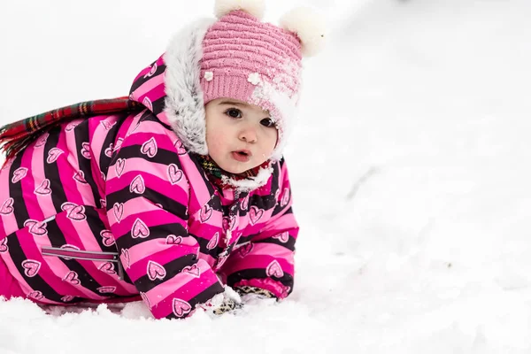 Ładna dziewczynka o zabawy na zewnątrz natura w zimie. — Zdjęcie stockowe