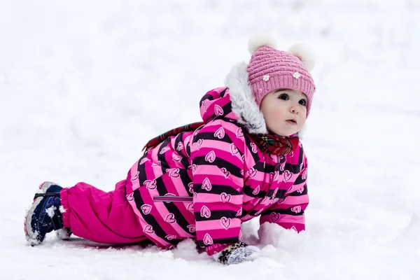 Söt liten flicka ha kul utomhus på naturen på vintern. — Stockfoto