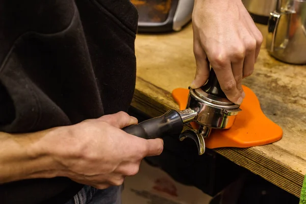 Dış müdahale kullanarak çekilmiş kahve Barista presler.