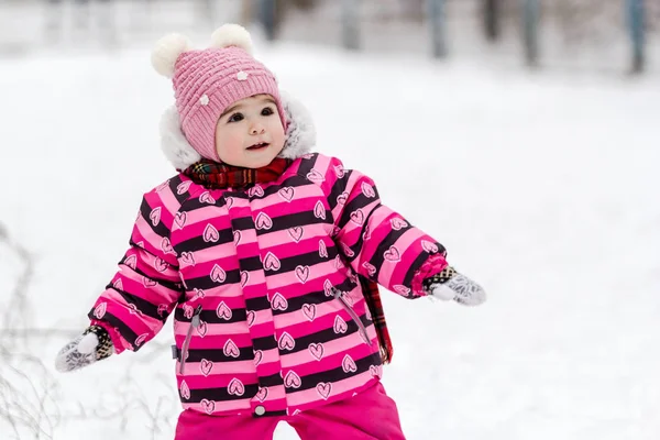 Sevimli küçük kız açık doğa üzerinde kış eğleniyor. — Stok fotoğraf