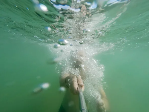 Underwater selfie sköt med selfie stick. — Stockfoto