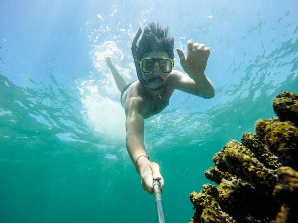 Selfie sous-marin avec selfie stick . — Photo
