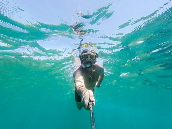 Υποβρύχια selfie πυροβόλησε με selfie stick. — Φωτογραφία Αρχείου