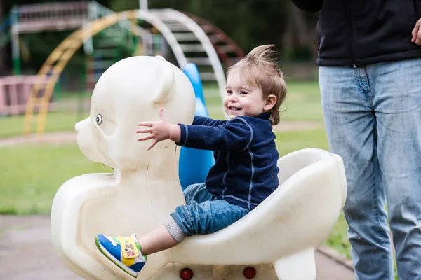 Nettes Mädchen auf Kinderspielplatz. — Stockfoto