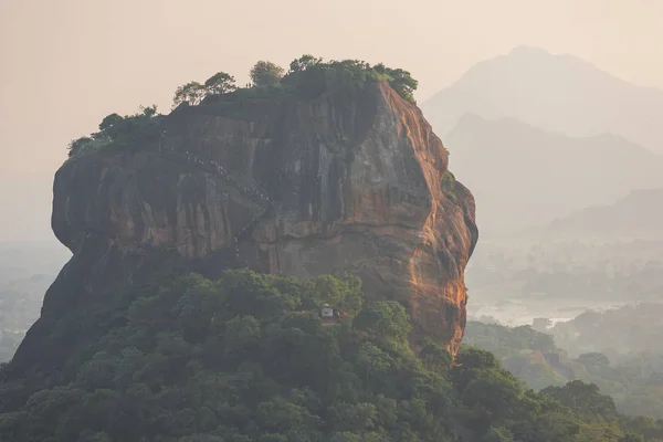 Rocha de leão única em Sigiriya, Sri Lanka . — Fotografia de Stock