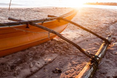 Sunrise beach üzerinde geleneksel balıkçı teknesi