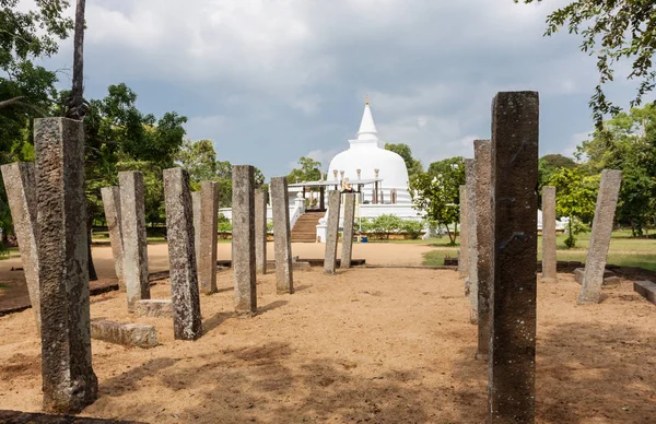 Thuparamaya Dagoba punto di riferimento di Anuradhapura, Sri Lanka, Asia . — Foto Stock