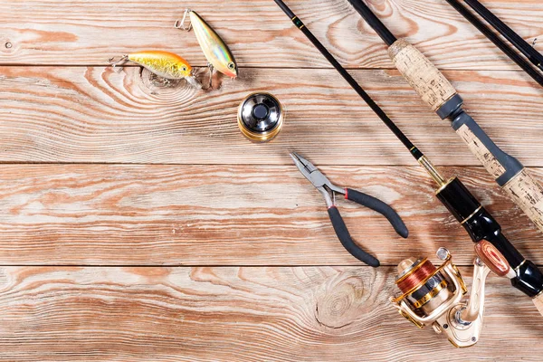 Accessori da pesca su fondo di legno . — Foto Stock