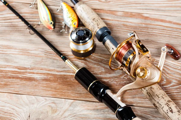 Acessórios de pesca em um fundo de madeira . — Fotografia de Stock