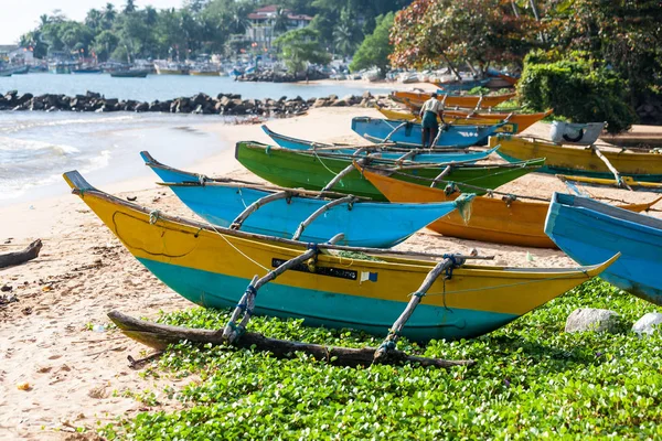 Plajda geleneksel balıkçı teknesi — Stok fotoğraf
