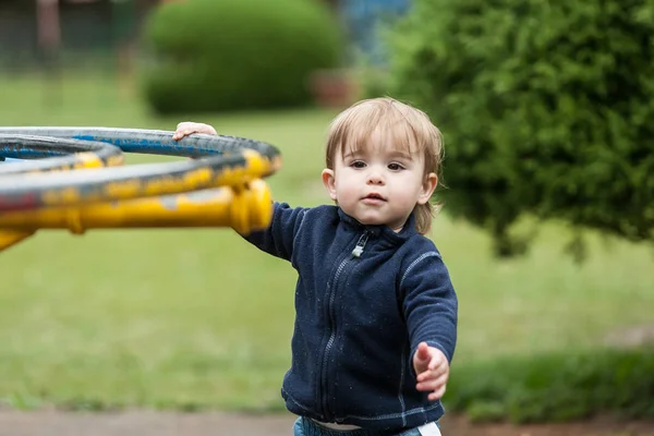 Linda chica en el parque infantil . —  Fotos de Stock