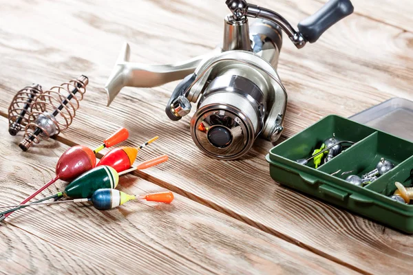 Accessori da pesca su fondo di legno . — Foto Stock