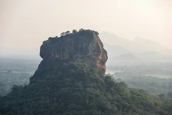 Rocha de leão única em Sigiriya, Sri Lanka — Fotografia de Stock