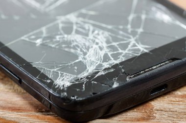 kırık ekran ile hareket eden smartphone