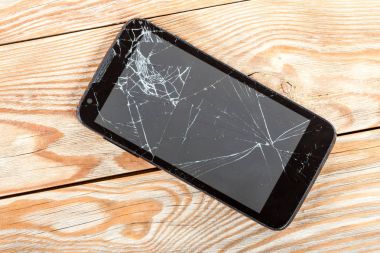 kırık ekran ile hareket eden smartphone