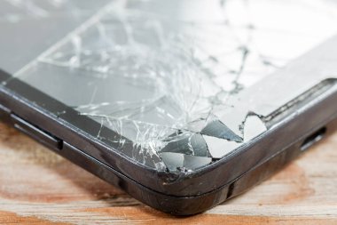 kırık ekran ile hareket eden smartphone