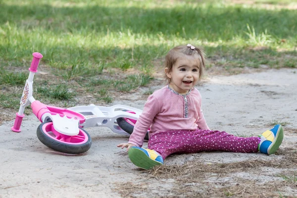 Activa niña divirtiéndose —  Fotos de Stock