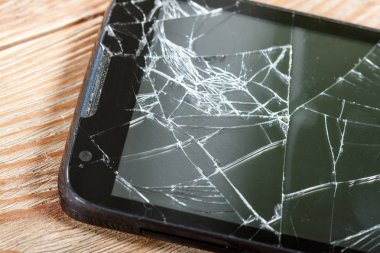 kırık ekran ile hareket eden smartphone