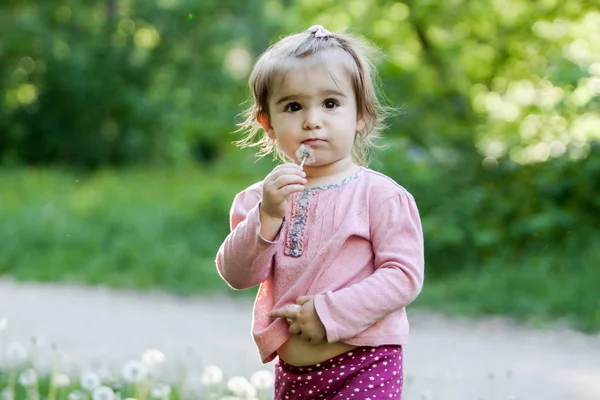 Activa niña divirtiéndose —  Fotos de Stock