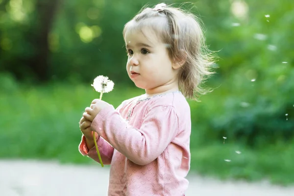 Activa niña divirtiéndose — Foto de Stock