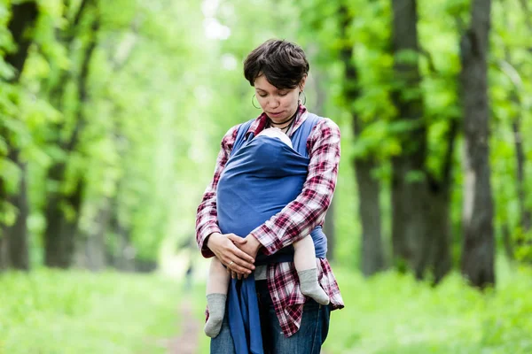 Mother with her baby in sling. — Stock Photo, Image