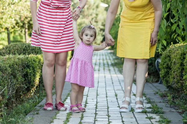 Grootmoeder met dochter en kleindochter in park — Stockfoto