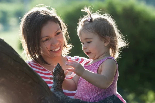 Mother and daughter in a park. — Stock Photo, Image