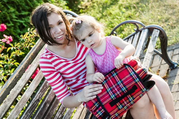 Mother and daughter in a park. — Stock Photo, Image