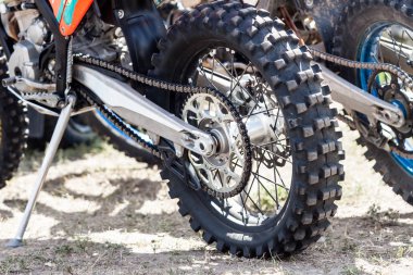 Yakın çekim çamurlu arka tekerlek ve motoru kir Motosiklet