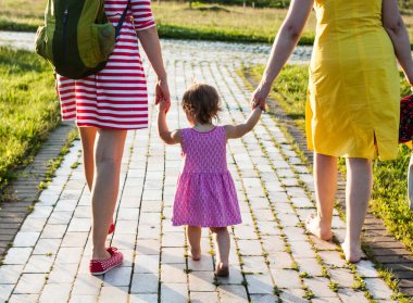 Torunu, annesi ve büyükannesi elele