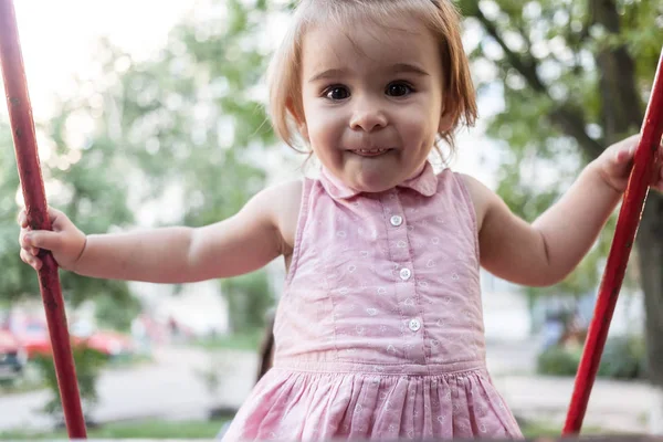 Linda niña divirtiéndose. — Foto de Stock