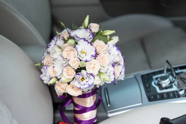 Ramo de boda en el coche . — Foto de Stock