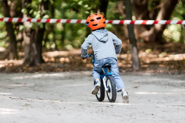 Junge Biker beim Fahrradwettbewerb — Stockfoto