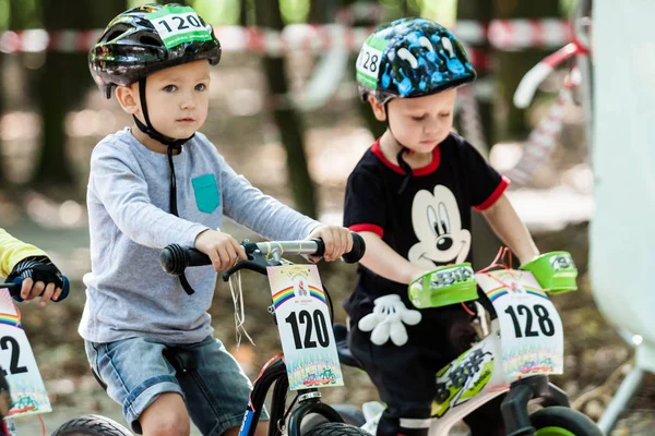 Junge Biker beim Fahrradwettbewerb — Stockfoto