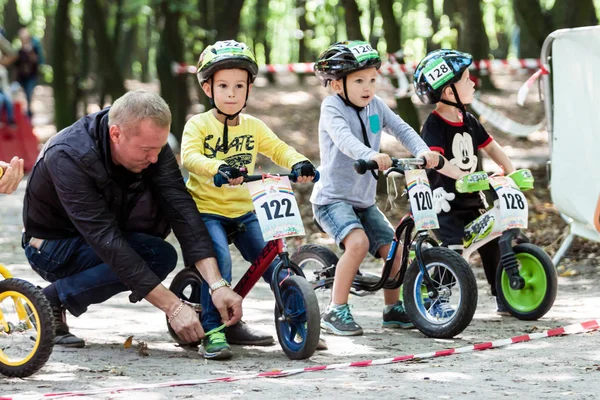 Junge Biker beim Fahrradwettbewerb — Stockfoto