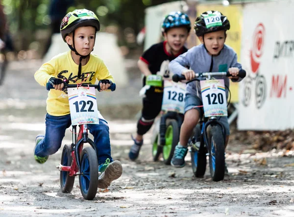 Fiatal motoros kerékpár verseny — Stock Fotó