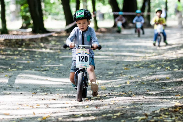 Młodych rowerzystów w konkurencji roweru — Zdjęcie stockowe