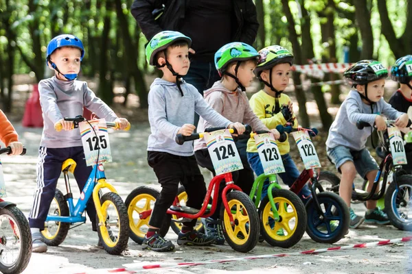 Jóvenes ciclistas en competición de bicicletas — Foto de Stock