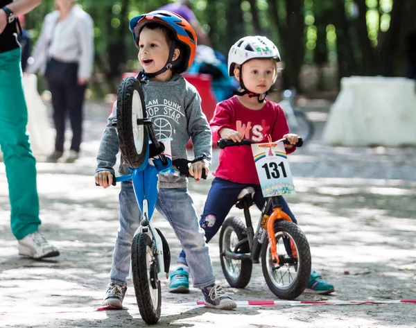 Młodych rowerzystów w konkurencji roweru — Zdjęcie stockowe