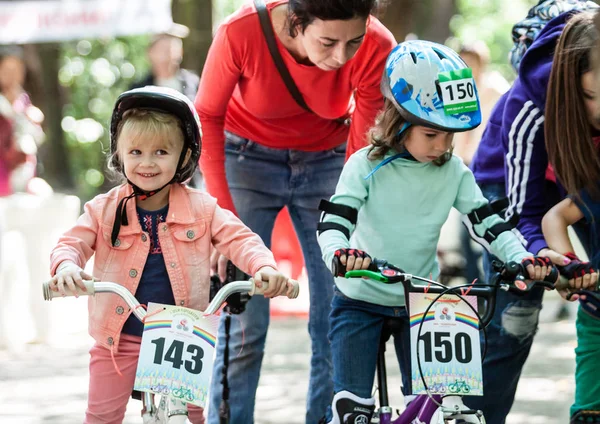 Jóvenes ciclistas en competición de bicicletas — Foto de Stock