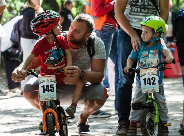 Jóvenes ciclistas en competición de bicicletas — Foto de Stock