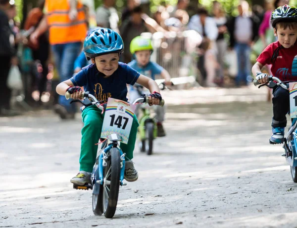 Młodych rowerzystów w konkurencji roweru — Zdjęcie stockowe